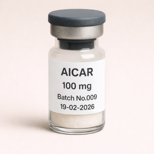 Clear glass peptide vial labeled “AICAR 100 mg – Batch No.009 – 19-02-2026” with white lyophilized powder inside, silver aluminum cap and white label, isolated on neutral beige background product photo.
